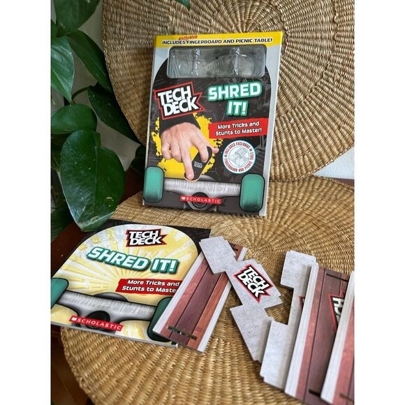 Tech Deck shred it picnic table & book - Picture 1 of 11